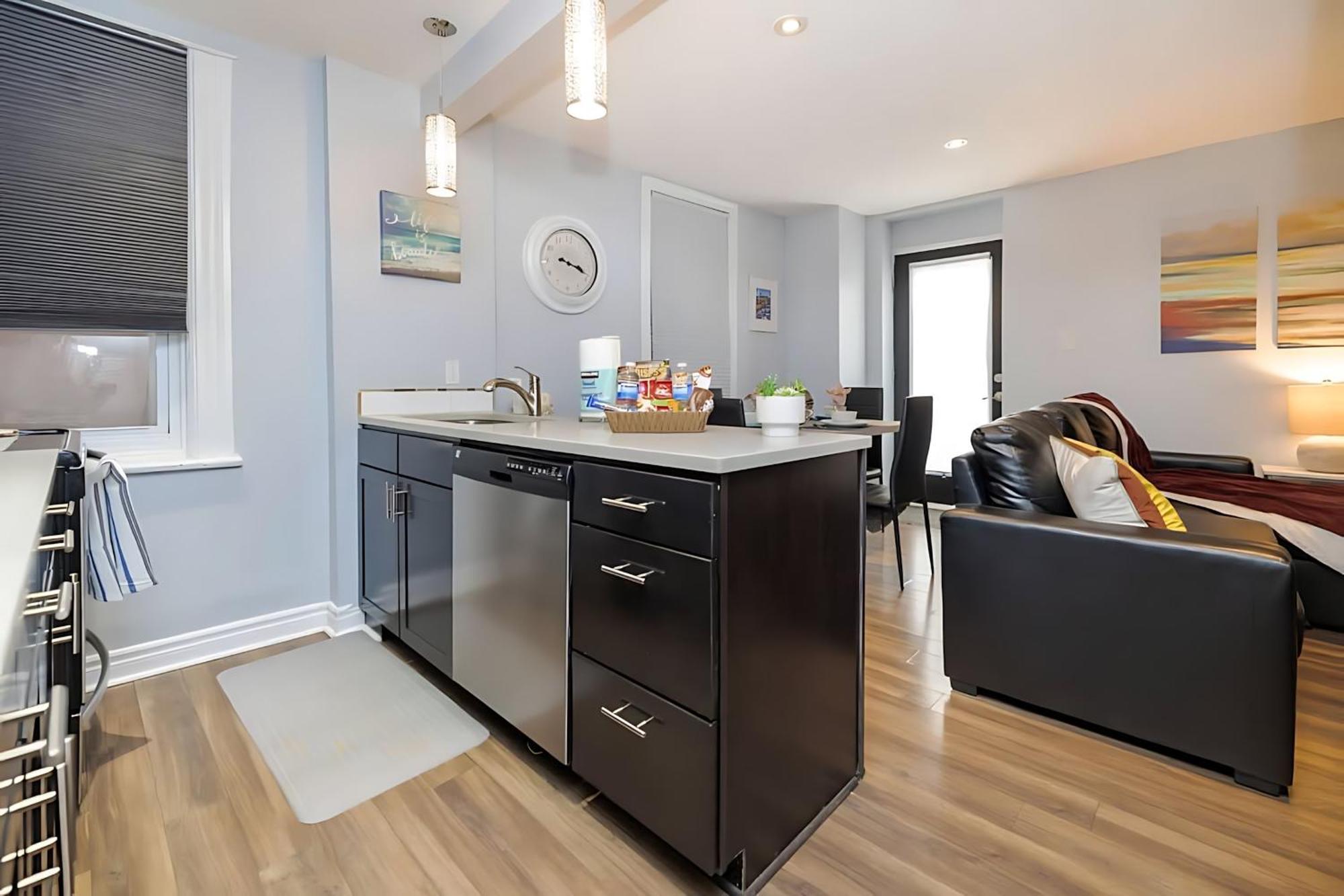 Pet Friendly - 1Br Newly Renovated Apartment オタワ エクステリア 写真
